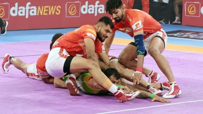 પ્રો કબડ્ડી લીગની 10મી સિઝનના પ્રારંભિક તબક્કાની અંતિમ ગેમમાં પટના પાઇરેટ્સે શાનદાર પ્રદર્શન કર્યું હતું અને ગુજરાત જાયન્ટ્સની જીતના સિલસિલાનો અંત એક જોરદાર રસાકસીભર્યા મુકાબલામાં કર્યો હતો. પટના પાઇરેટ્સ શાણપણ અને તાકાત સાથે રમ્યું હતું અને ગુજરાત જાયન્ટ્સ સામે 33-30થી જીત્યું હતું.  