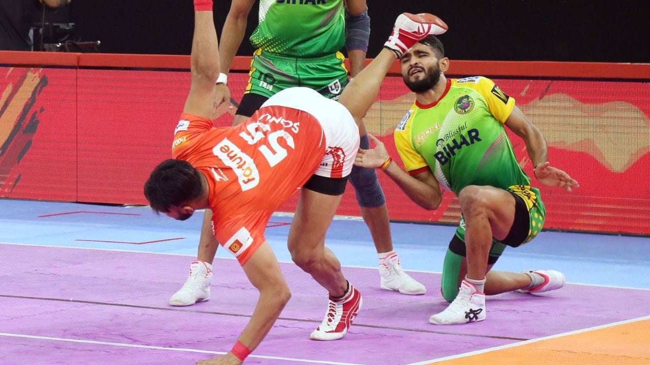 સચિન અને રોહિત ગુલિયાએ પટના પાઇરેટ્સ અને ગુજરાત જાયન્ટ્સને રમતના પ્રથમ આક્રમણ સાથે મેદાનમાંથી બહાર કરી દીધા હતા, જે પછી ભૂતપૂર્વ ચેમ્પિયન્સે રમતની પ્રથમ ત્રણ મિનિટમાં જ 3-પોઇન્ટની લીડ મેળવી લીધી હતી. પટણા પાઇરેટ્સે પ્રારંભિક આદાનપ્રદાન પર પ્રભુત્વ જાળવી રાખ્યું હતું, જેમાંના દરેક તબક્કે ઘરઆંગણાની ટીમ સામે મેદાન માર્યું હતું. જોકે જેમ જેમ ફર્સ્ટ હાફ આગળ વધતો ગયો તેમ તેમ ગુજરાત જાયન્ટ્સે વળતી લડત આપવાનું શરૂ કર્યું. 