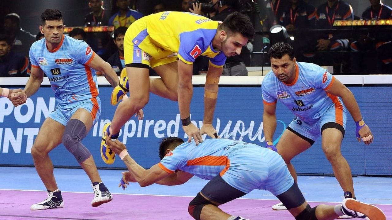  PKLની લીગ તબક્કાની મેચો 21મી ફેબ્રુઆરી સુધી રમાશે. જોકે, સેમી ફાઈનલ અને ફાઈનલની તારીખ હજુ જાહેર કરવામાં આવી નથી. કબડ્ડીના નિયમો વિશે જણાવવા જઈ રહ્યા છીએ. કબડ્ડીમાં એકસાથે માત્ર બે જ ખેલાડીઓ રમી શકે છે એટલે કે સાત ખેલાડીઓની ટીમ હોય છે. જેમ ક્રિકેટમાં 11 ખેલાડીઓ છે, તેવી જ રીતે કબડ્ડીમાં 7 ખેલાડીઓ છે.