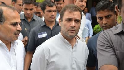 કોંગ્રેસ નેતા અને લોકસભા સાંસદ રાહુલ ગાંધીનો શુક્રવારથી શરૂ થનારો વિદેશ પ્રવાસ રદ્દ કરવામાં આવ્યો છે. કોંગ્રેસ નેતા સાથે જોડાયેલા સૂત્રોના જણાવ્યા અનુસાર રાહુલ આજે મોડી રાત્રે 3 દેશોની મુલાકાતે જવાના હતા. પરંતુ તેમનો પ્રવાસ રદ કરવામાં આવ્યો છે. જો કે પ્રવાસ રદ્દ કરવાનું કારણ સ્પષ્ટ થઈ શક્યું નથી.