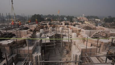  22 જાન્યુઆરી 2024ના રોજ અયોધ્યામાં થનારા પ્રાણ પ્રતિષ્ઠાના કાર્યક્રમને ધ્યાનમાં રાખીને રામ મંદિરના પ્રથમ માળનું કામ પૂર જોશમાં ચાલી રહ્યું છે. 