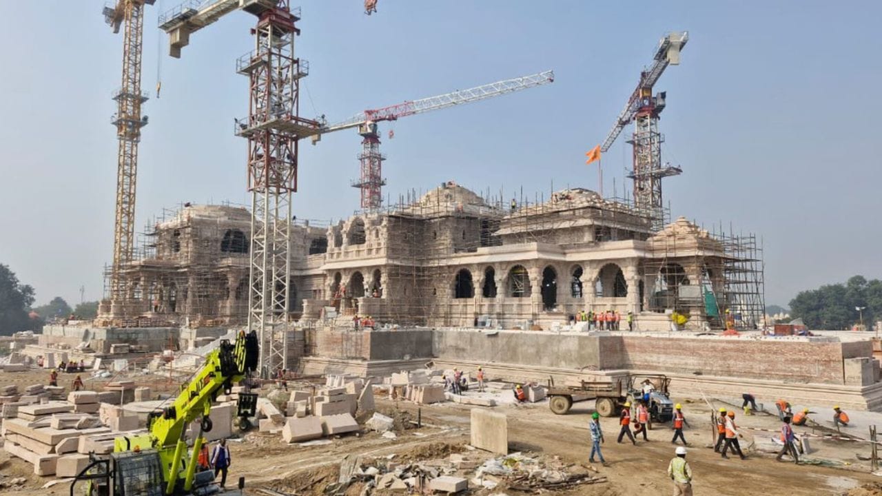  પ્રાણ પ્રતિષ્ઠા સમારોહમાં ઓછામાં ઓછા 4000 સંતો સહિત 7000 હસ્તીઓને આમંત્રણ આપવામાં આવ્યું છે.  50 દેશોમાંથી એક પ્રતિનિધિ આવે તે સુનિશ્ચિત કરવાના પ્રયાસો કરવામાં આવી રહ્યા છે.