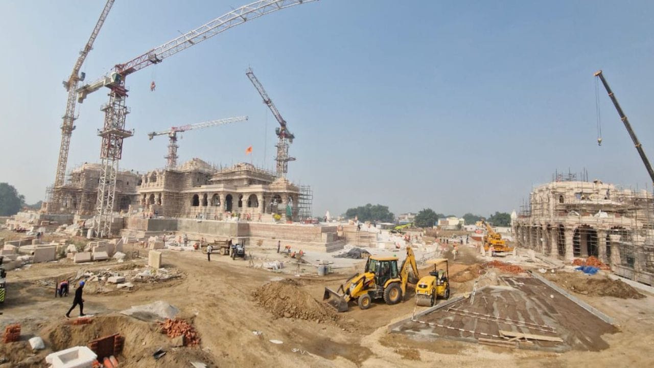  પ્રાણ પ્રતિષ્ઠા માટેની શ્રી રામની પ્રતિમાને પર શાનદાર અંદાજમાં તૈયાર કરવામાં આવી રહી છે. આ મૂર્તિઓને મંદિરના ગર્ભગૃહમાં મૂકવામાં આવશે. 