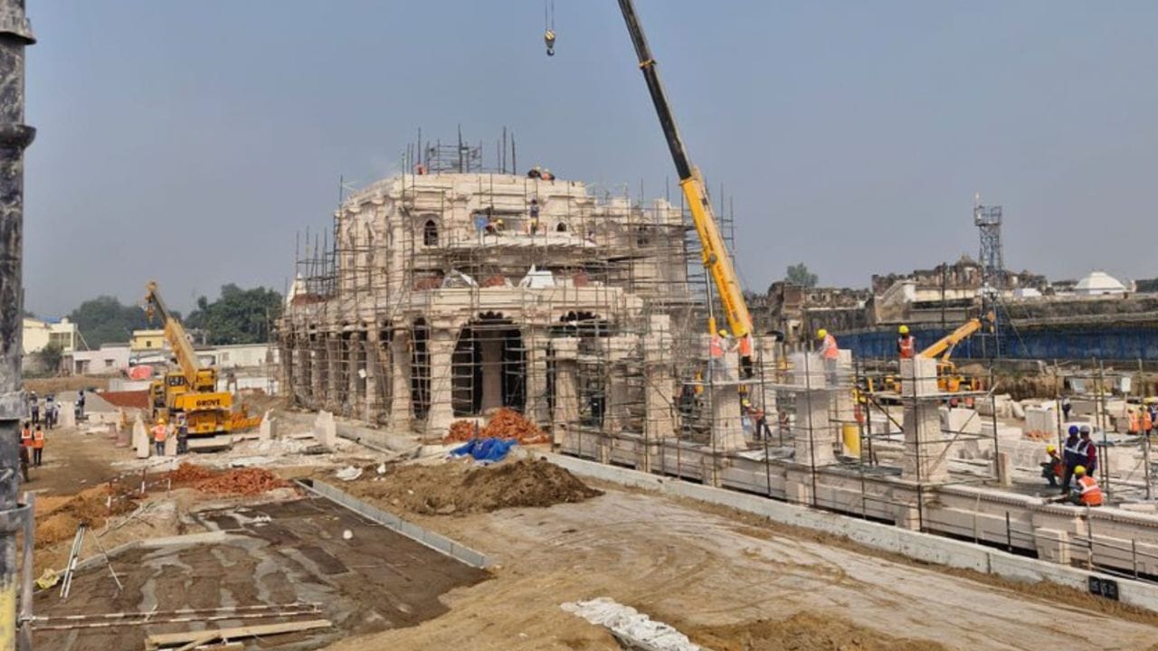 ટ્રસ્ટના જનરલ સેક્રેટરી ચંપત રાયે કહ્યું હતું કે રામ જન્મભૂમિ મંદિરમાં ભગવાન રામના પાંચ વર્ષના બાળ સ્વરૂપની ચાર ફૂટ ત્રણ ઇંચની સ્થાયી પથ્થરની પ્રતિમા અયોધ્યામાં ત્રણ સ્થળોએ બનાવવામાં આવી રહી છે. ત્રણ કારીગરો તેને ત્રણ અલગ અલગ પથ્થરોમાં બનાવી રહ્યા છે. આ પ્રતિમાઓ લગભગ 90 ટકા તૈયાર છે.