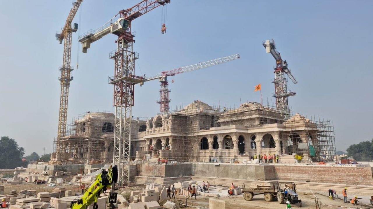 શ્રી રામ જન્મભૂમિ તીર્થ ક્ષેત્ર ટ્રસ્ટ દ્વારા શુક્રવારે મંદિર નિર્માણની વર્તમાન તસવીરો શેયર કરવામાં આવી હતી. આ તસવીરો સોશિયલ મીડિયા પર વાયરલ થઈ રહી છે. 