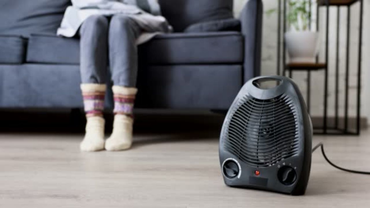 રૂમ હીટરનો ઉપયોગ કરતી વખતે કેટલીક બાબતોનું ધ્યાન રાખવું જરૂરી છે. જ્યારે પણ તમે રૂમ હીટરનો ઉપયોગ કરો છો, ત્યારે તેનો ઉપયોગ હંમેશા ખુલ્લા રૂમમાં કરો. રૂમ હીટરને બાળકો અને પાલતુ પ્રાણીઓની પહોંચથી દૂર રાખવું. રૂમ હીટરને નિયમિતપણે સાફ કરો અને તેની જાળવણીનું ધ્યાન રાખો. આખો દિવસ અથવા સૂતી વખતે હીટર રાખવાની ભૂલ કરવાનું ટાળવું જોઈએ. (Photo Social Media)