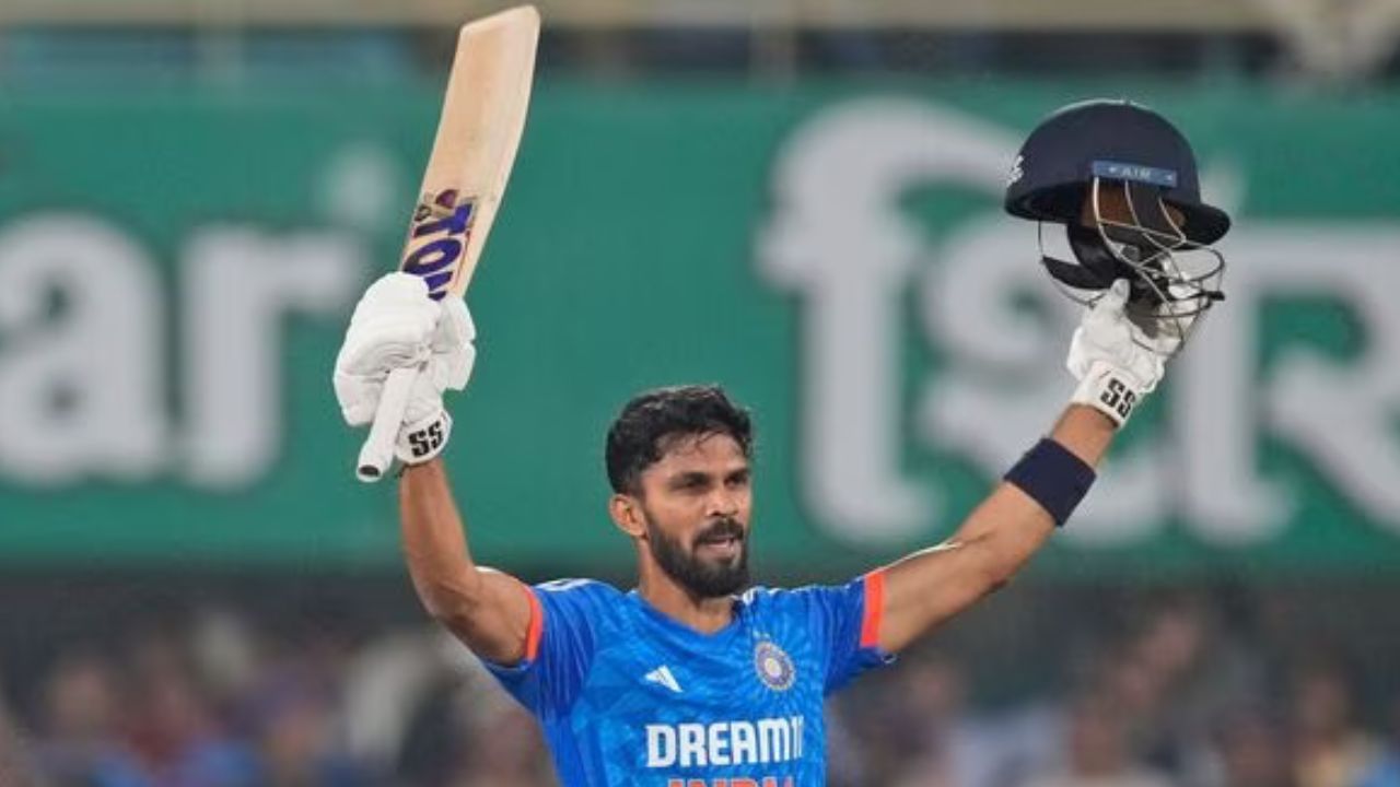  રુતુરાજ ગાયકવાડે 2023માં ઓસ્ટ્રેલિયા સામે 4 મેચમાં 213 રન બનાવ્યા છે. તે વધુ 19 રન બનાવીને વિરાટ કોહલીને પછાડી શકે છે. તેની પાસે ભારત માટે દ્વિપક્ષીય સિરીઝમાં સૌથી વધારે રન બનાવનાર ખેલાડી બનવાની તક છે. 