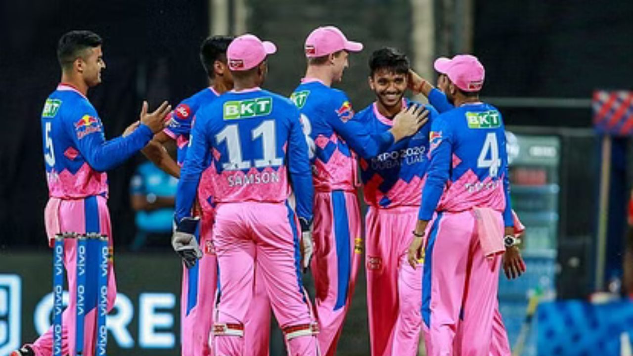 ચેતન સાકરિયા IPL 2023માં દિલ્હી કેપિટલ્સ તરફથી રમ્યો હતો, પરંતુ તાજેતરમાં જ દિલ્હી કેપિટલ્સે આ ફાસ્ટ બોલરને રિલીઝ કર્યો હતો. ચેતન સાકરિયા IPL 2024ની હરાજીમાં જોવા મળશે. એવું માનવામાં આવે છે કે ચેતન સાકરિયા પર આઈપીએલની હરાજીમાં પૈસાનો વરસાદ થઈ શકે છે. 