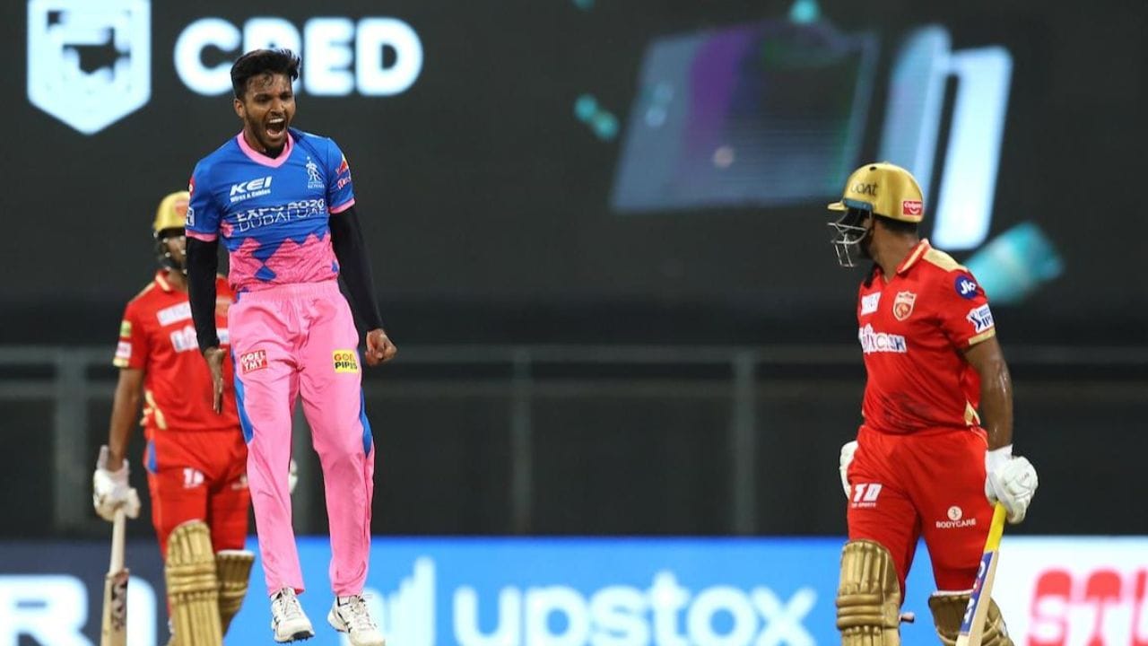 ચેતન સાકરિયાની સગાઈની તસવીર સોશિયલ મીડિયા પર ઝડપથી વાયરલ થઈ રહી છે. જોકે, તેના લાઈફ પાર્ટનર કોણ છે તેની જાણકારી મળી નથી. 