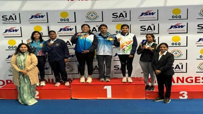 નવી દિલ્હી ખાતે નેશનલ શૂટિંગ ચેમ્પિયનશિપ રાઇફલ ઇવેન્ટ્સ કોમ્પિટિશનમાં 3 ટીમ કેટેગરીમાં ગુજરાતની 3 શૂટર્સ દીકરીઓએ 2 ગોલ્ડ અને 1 સિલ્વર મેળવી રાજ્યનું ગૌરવ વધાર્યું છે.