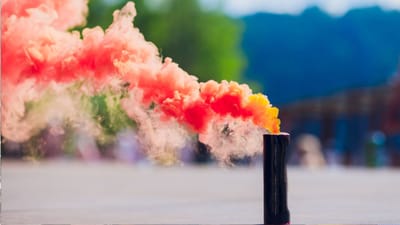 સ્મોક બોમ્બ એ એક પ્રકારનું હાનિકારક ફટાકડો છે જેનો ઉપયોગ માત્ર ઉજવણીમાં જ થતો નથી પરંતુ ઈમરજન્સી દરમિયાન સિગ્નલ આપવા માટે પણ વપરાય છે. તે ઘણા કલર વિકલ્પોમાં આવે છે અને કેટલાક કિલોમીટર દૂરથી પણ સિગ્નલ આપી શકાય છે.