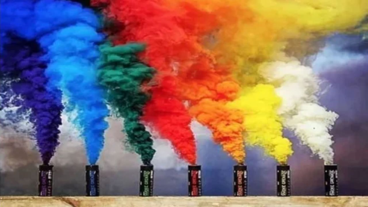 સામાન્ય રીતે કલર સ્મોક બોમ્બ નુકસાન કરતું નથી. આ એક પ્રકારની પ્રતિબિંબીત અગ્નિ-રક્ષણ સામગ્રી છે જે સામાન્ય રીતે ઇવેન્ટ્સ અને ઉજવણીઓમાં પ્રદર્શિત થાય છે. કલર સ્મોક બોમ્બ અથવા કલર સ્મોક પાઇપ ઘણા રંગોમાં ઉપલબ્ધ હોઈ શકે છે, જેમ કે લાલ, લીલો, વાદળી, પીળો વગેરે. તે ખાસ કરીને તહેવારો, રેલીઓ, વિજ્ઞાન મેળાઓ, પ્રદર્શનો અને અન્ય કાર્યક્રમોમાં પ્રદર્શિત થાય છે. તેનો ઉપયોગ ફોટોગ્રાફીમાં પણ થાય છે.