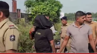 સુરત : હત્યા અને હુમલા જેવા ગંભીર ગુનાના હિસ્ટ્રીશીટરનું પોલીસે સરઘસ કાઢી તેની દાદાગીરી પર ટાઢું પાણી રેડી દીધું, જુઓ વિડીયો