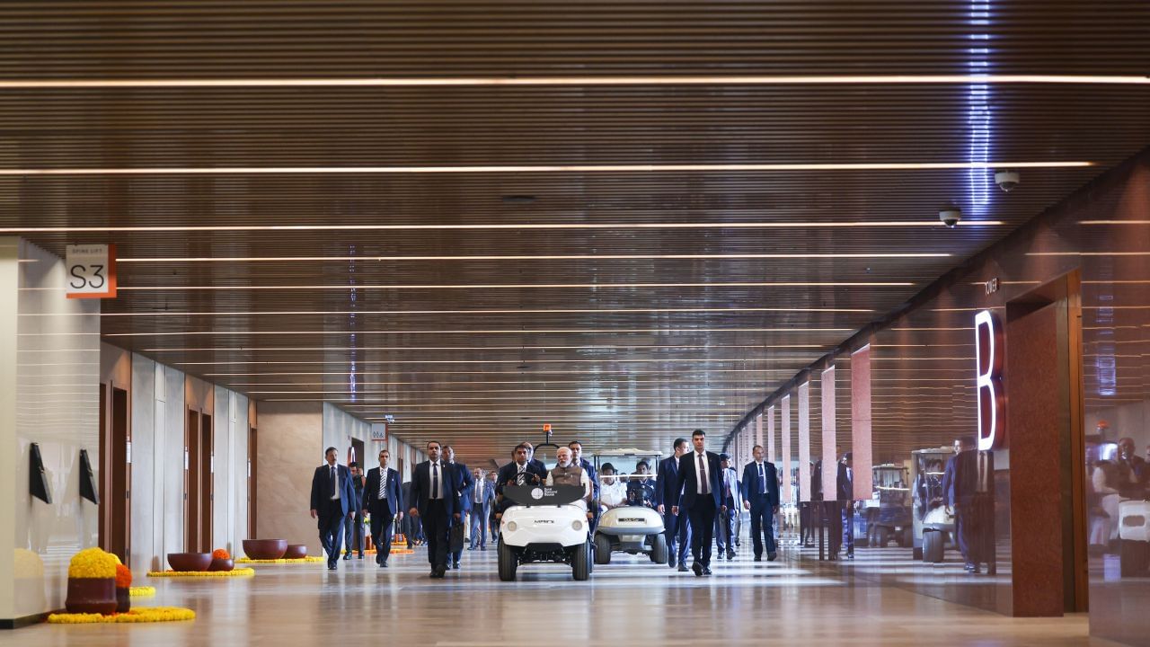 નવા રિનોવેટ થયેલ સુરત ડાયમંડ બોર, પોલિશર્સ, કટર અને વેપારીઓ સહિત 65,000 થી વધુ હીરા વ્યવસાયિકો માટે વન-સ્ટોપ ડેસ્ટિનેશન હશે. તેમાં આયાત અને નિકાસ માટે અત્યાધુનિક કસ્ટમ્સ ક્લિયરન્સ હાઉસ, રિટેલ જ્વેલરી બિઝનેસ માટે જ્વેલરી મોલ, ઇન્ટરનેશનલ બેન્કિંગ અને સુરક્ષિત સલામત જેવી સુવિધાઓ હશે.