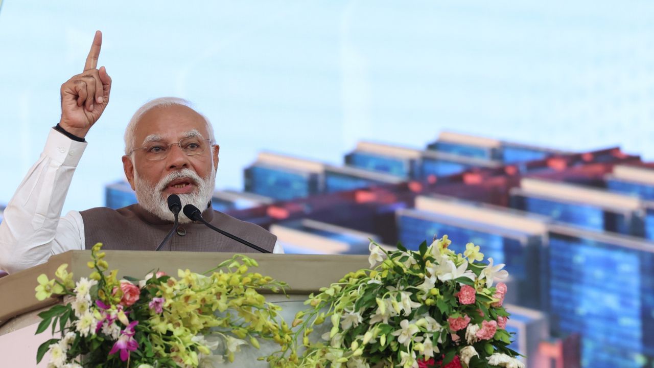 ડાયમંડ બુર્સ ચાર વર્ષમાં પૂર્ણ થયો. તેમાં 4700 થી વધુ ઓફિસ ચાલી શકે છે. તે મોર્ફોજેનેસિસ દ્વારા ડિઝાઇન કરવામાં આવી હતી.