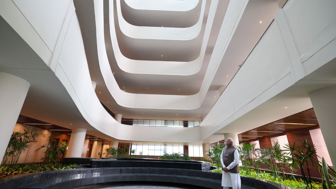  35 એકરમાં ફેલાયેલ ડાયમંડ બુર્સ રૂ. 3400 કરોડના ખર્ચે પૂર્ણ થયો છે. એવું માનવામાં આવે છે કે આનાથી 1.5 લાખ લોકોને રોજગારી મળશે અને વિશ્વભરના હીરા ખરીદનારાઓને સુરતમાં વૈશ્વિક બજાર મળશે.