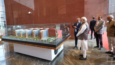 સુરતમાં વિશ્વના સૌથી મોટા ઓફિસ કોમ્પ્લેક્સ ડાયમંડ બુર્સનું ઉદ્ઘાટન કરવામાં આવ્યું છે. તેનું ઉદ્ઘાટન કરતી વખતે વડાપ્રધાન નરેન્દ્ર મોદીએ તેને ડાયમંડ સિટી સુરતની ભવ્યતામાં એક અન્ય હીરો ગણાવ્યો હતો. ડાયમંડ બુર્સ ખૂબ જ ખાસ માનવામાં આવે છે જેણે અમેરિકાના પેન્ટાગોનને પણ પાછળ છોડી દીધું છે. તે જ્વેલરી અને હીરાના વૈશ્વિક વેપાર માટેનું સૌથી મોટું કેન્દ્ર હશે, જે પોલિશ્ડ અને પોલિશ્ડ સ્ટોન્સ માટે વૈશ્વિક બજાર તરીકે સેવા આપશે. ચાલો તેની વિશેષતાને પાંચ મુદ્દામાં સમજીએ.