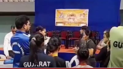 સુરતમાં આયોજિત ગુજરાત રાજ્ય યોગ બોર્ડની સૂર્ય નમસ્કાર સ્પર્ધામાં પરિણામ અંગે વિવાદ સર્જાયો, જુઓ વીડિયો સુરતમાં આયોજિત ગુજરાત રાજ્ય યોગ બોર્ડની સૂર્ય નમસ્કાર સ્પર્ધામાં પરિણામ અંગે વિવાદ સર્જાયો, જુઓ વીડિયો