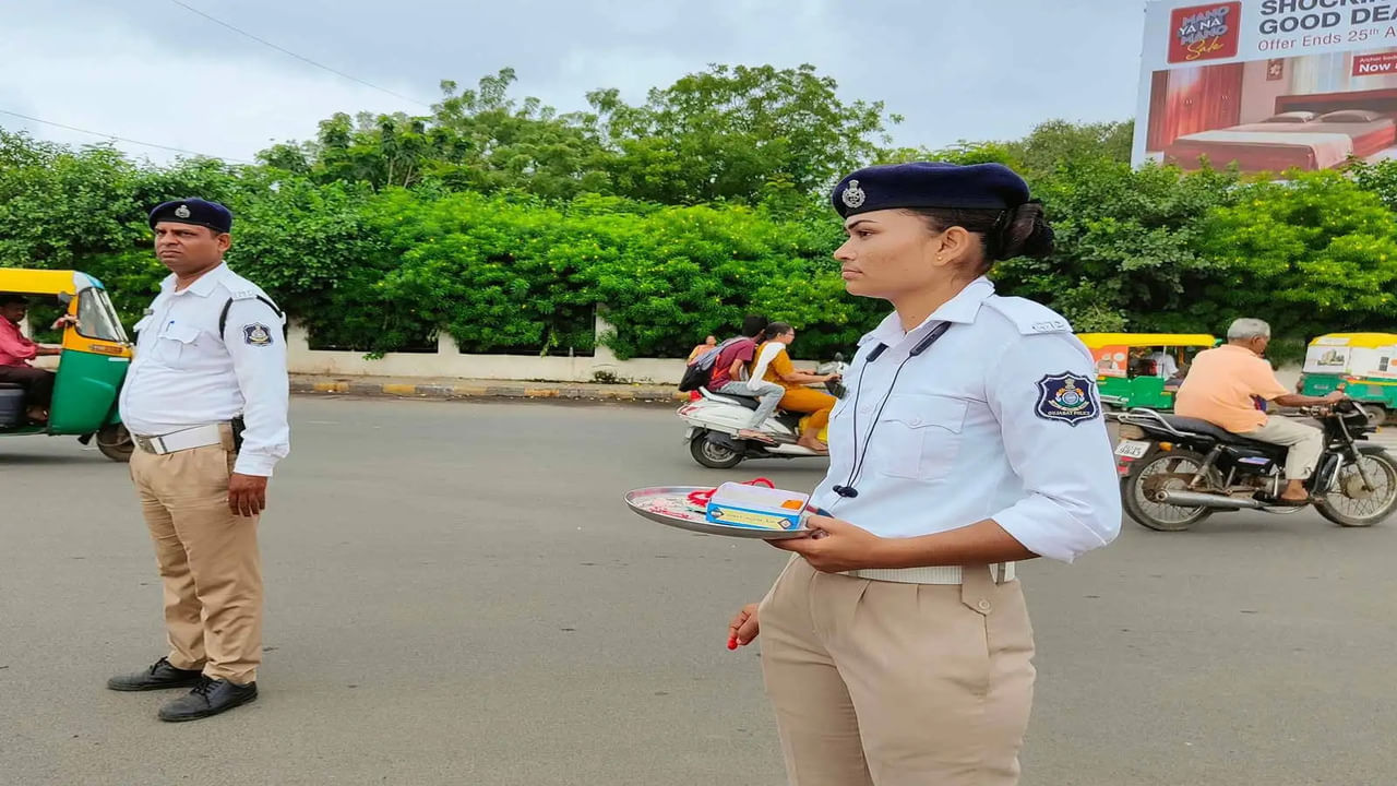 આ તસ્વીરમાં ટ્રાફિક પોલીએ નજરે પડે છે. ટ્રાફિક પોલીસ અને જિલ્લા પોલીસ સ્ટેશનના યુનિફોર્મમાં ફરક છે કારણ કે ટ્રાફિક પોલીસની જવાબદારી માત્ર રસ્તાઓ પરના ટ્રાફિકને નિયંત્રિત કરવાની છે. તેની જવાબદારી ટ્રાફિક પોલીસની છે