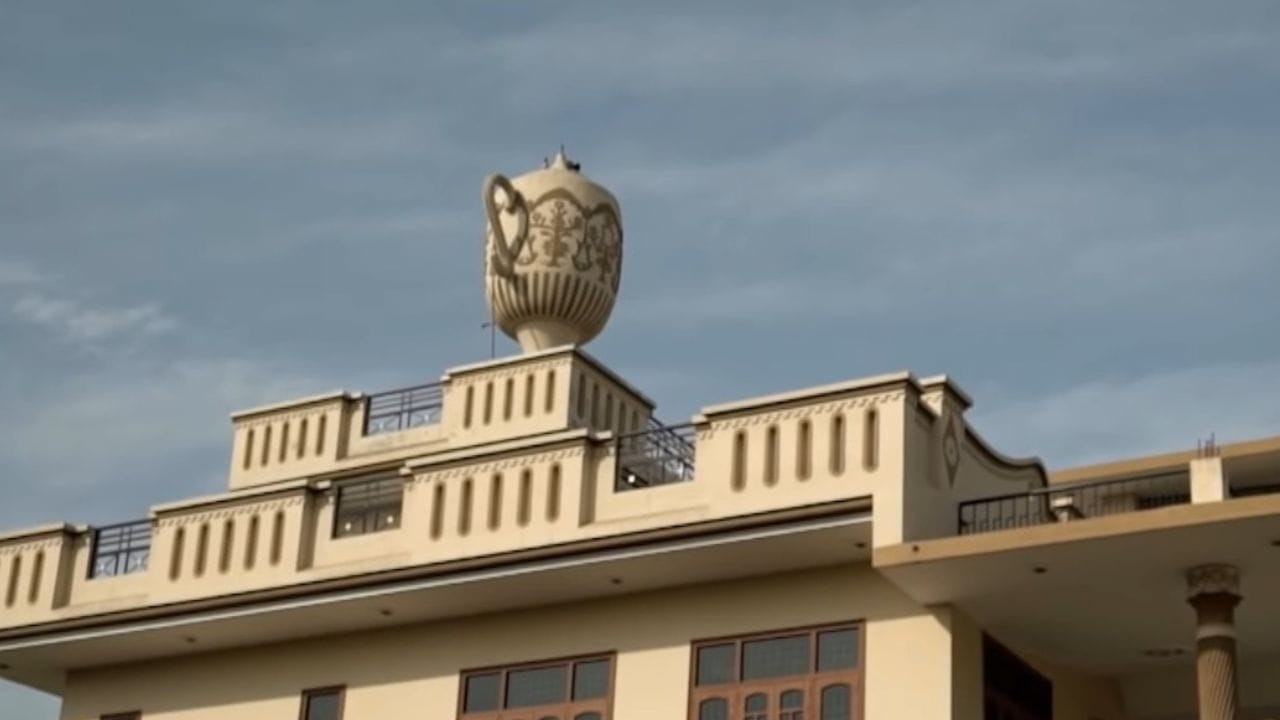 વાસ્તવમાં આ ગામમાં ઘરોની ડિઝાઇન એવી છે કે લોકો આપોઆપ તેની તરફ આકર્ષાય છે. આ ગામ જલંધર જિલ્લામાં આવેલું છે અને તેનું નામ ઉપ્પલ ભૂપા છે. અહીં રહેતા લોકોએ પોતાના ઘરની છત એવી રીતે ડિઝાઇન કરી છે કે લોકોના ટોળા અહીં આવવા માટે આકર્ષાય છે. તો ચાલો જાણીએ કે ડિઝાઇનમાં શું ખાસ છે.