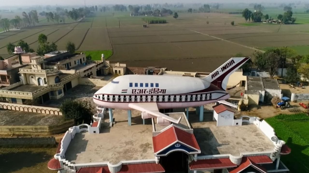 પાણીની ટાંકીઓનું કદ- ગામના લોકોએ પોતાના ઘરની છત પર પાણીની ટાંકીઓને અલગ-અલગ આકાર આપ્યા છે. સામાન્ય રીતે તમે જોયું હશે કે ઘરોની છત પર પાણીની ટાંકીઓ પ્લાસ્ટિક, સ્ટીલ, લોખંડ કે સિમેન્ટની બનેલી હોય છે અને તેનો આકાર ગોળાકાર, લંબચોરસ કે લાંબો હોય છે, પરંતુ અહીંના ગામમાં રહેતા લોકોએ અદ્ભુત આકાર આપ્યો છે. પાણીની ટાંકી.જે લોકો માટે આકર્ષણનું કેન્દ્ર બની છે.