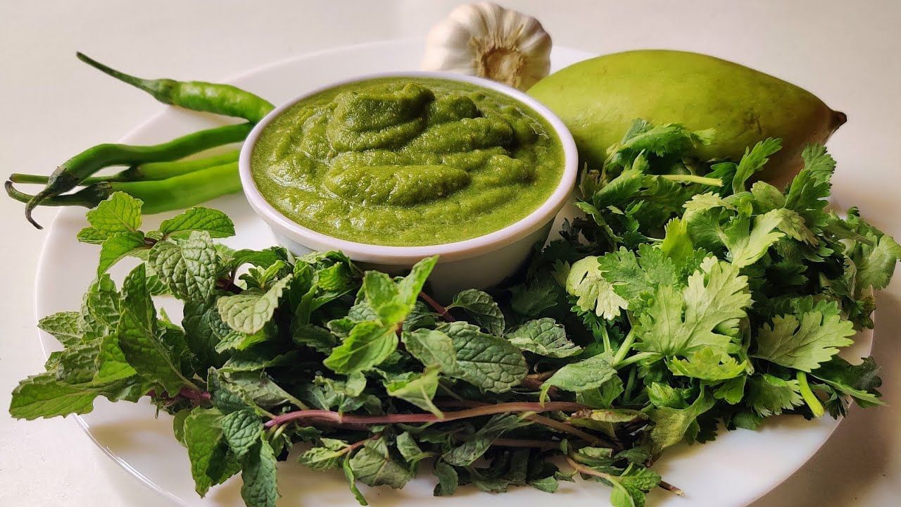 ફુદીનાની ચટણી પણ યુરિક એસિડ નિયંત્રણમાં રાખવામાં મદદરુપ થાય છે. તેને બનાવવા માટે ફુદીનાના પાન લો. તેમાં લીલા મરચાં, મીઠું, 2 થી 3 લસણની કળી અને 1 લીંબુનો રસ નાખીને સારી રીતે પીસી લો.પછી તેને દાળ, ભાત કે રોટલી સાથે ખાઓ.