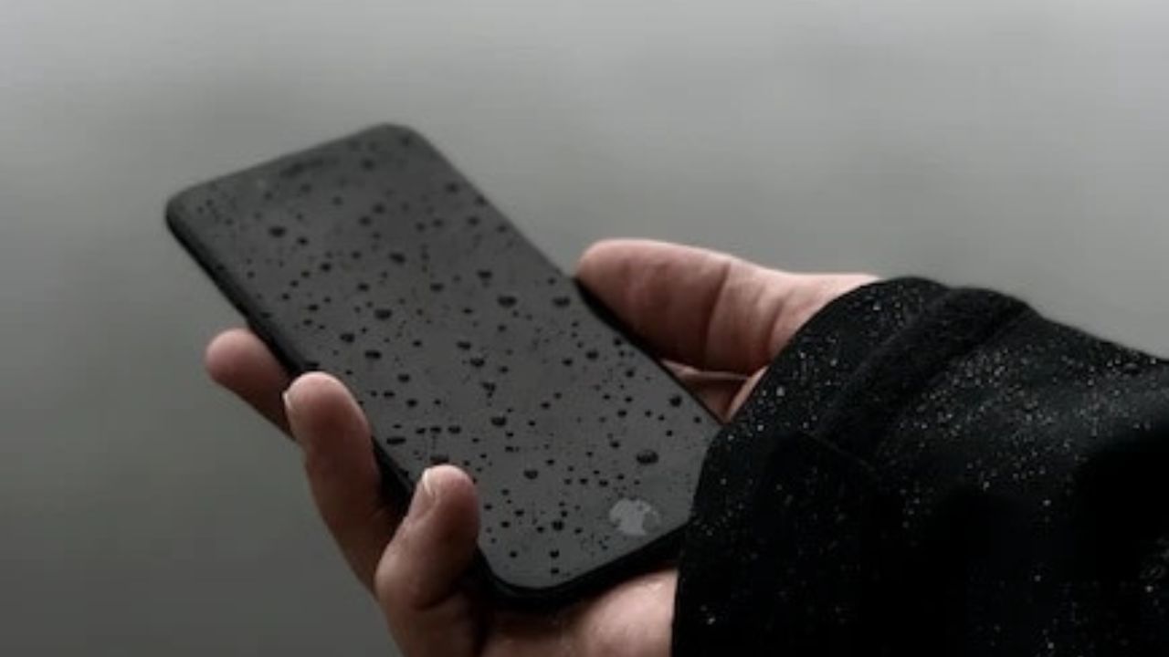 If the phone falls in water, do not make the mistake of drying it with a hair dryer