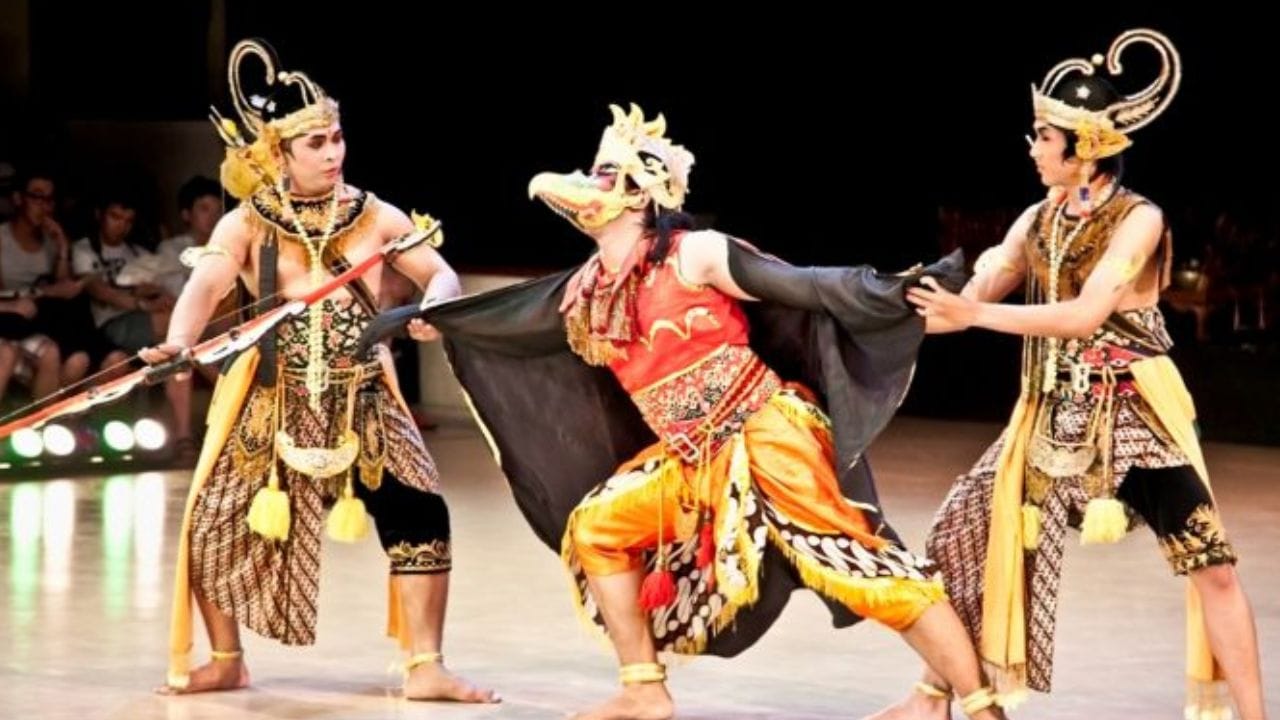 જાવા, ઇન્ડોનેશિયામાં રામાયણ- જાવા, ઇન્ડોનેશિયામાં, રામાયણને 'કાકાવિન રામાયણ' કહેવામાં આવે છે, રામની મુખ્ય વાર્તા મૂળ સંસ્કૃત સંસ્કરણ જેવી જ છે.