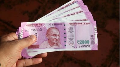 જો તમારી પાસે 2000 રૂપિયાની નોટ છે તો તમે તેને RBIમાં સરળતાથી જમા કરાવી શકો છો. RBIએ કહ્યું છે કે, 2000 રૂપિયાની નોટ પોસ્ટ ઓફિસમાં જઈને પણ પરત કરી શકાશે. આ અંગે સૌથી વધારે પૂછાતા સવાલ વિશે માહિતી આપતા RBIએ કહ્યું કે, લોકો 19 ઈશ્યૂ ઓફિસમાંથી 2,000 રૂપિયાની નોટ બદલી શકે છે.