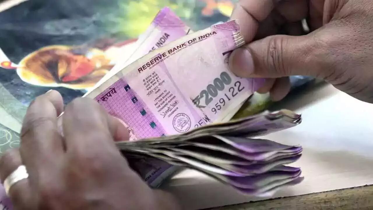 સરકારે ચલણમાં રહેલી 500 અને 1,000ની નોટોને બંધ કરવાનો નિર્ણય પણ લીધો હતી. આ બાદ  સેન્ટ્રલ બેન્કે નવેમ્બર 2016માં 2,000 મૂલ્યની નોટ ચલણમાં મૂકી હતી. વર્ષ 2018-19માં 2,000ની નોટનું પ્રિન્ટિંગ અટકાવી દેવામાં આવ્યું હતું