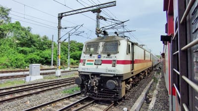 ભારતીય રેલવે એ સ્વર્ણ જયંતિ રાજધાની એક્સપ્રેસથી યાત્રા કરતા યાત્રીઓને મેસેજ પહોંચાડયો છે કે આ ટ્રેન હવે સાબરમતી રેલવે સ્ટેશન પર નહીં રોકાશે. 