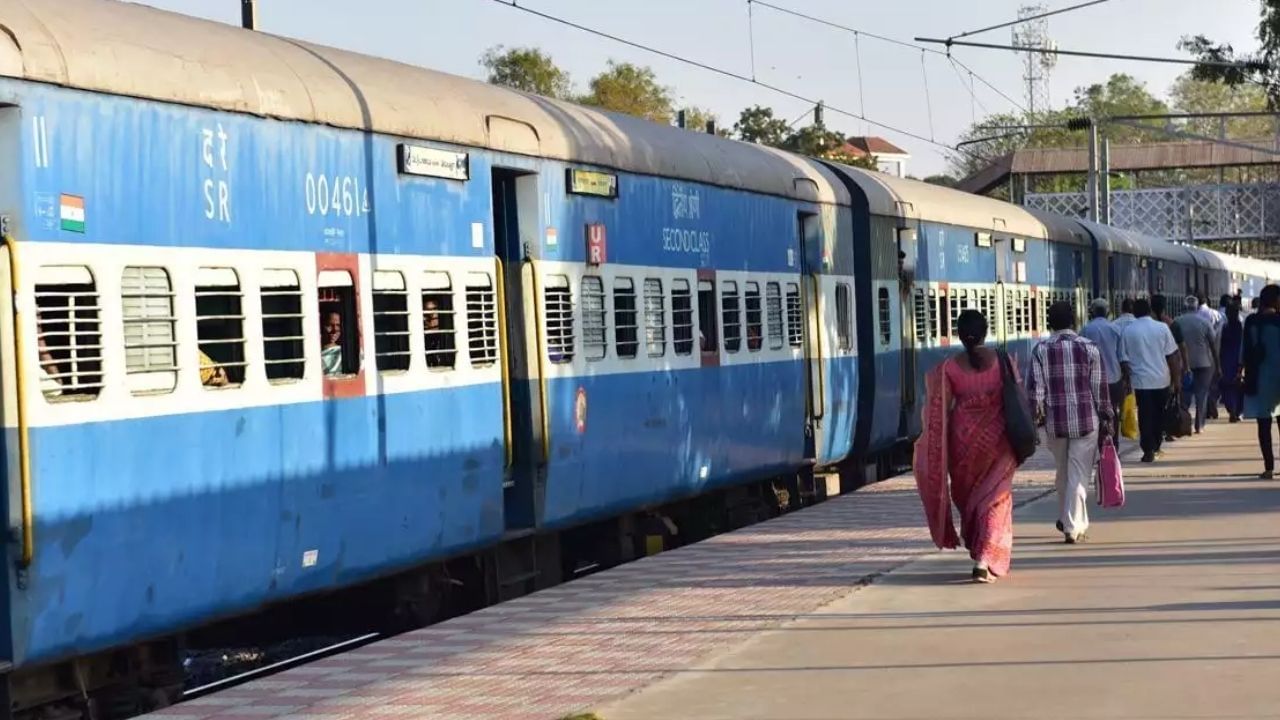 અમદાવાદથી અયોધ્યા જતી સૌથી ઝડપી ટ્રેન : અમદાવાદથી અયોધ્યા વચ્ચે દોડતી સૌથી ઝડપી ટ્રેન અમદાવાદ દરભંગા હમસફર સ્પેશિયલ (09465) છે. આ ટ્રેન 24.06 કલાકમાં 1395 કિલોમીટરનું અંતર કાપે છે. આ ટ્રેન શુક્રવારે ચાલે છે.