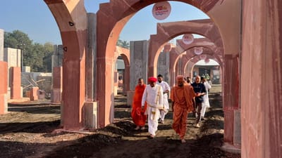 વડતાલ મંદિરના કોઠારી ડૉક્ટર સંતવલ્લભસ્વામીએ અક્ષર ભુવનના કન્સ્ટ્રક્શન અને તેની વિશેષતા અંગે વાત કરતા કહ્યું કે, “અત્યારે વડતાલમાં ગોમતી તળાવના કિનારે મ્યુઝિયમના ગ્રાઉન્ડ ફ્લોરનું કામ ચાલી રહ્યું ફુલ સ્પીડમાં ચાલી રહ્યું છે.આ પહેલાં તેના પાયામાં દોઢ લાખ સ્ક્વેર ફૂટમાં 3 ફૂટની હાઇટવાળો ચૂનાનો સ્લેબ બનાવ્યો હતો, જેની ઉપર ચાર ફૂટના ગ્રેનાઇટ પથ્થરથી લેયર કરવામાં આવ્યું છે.