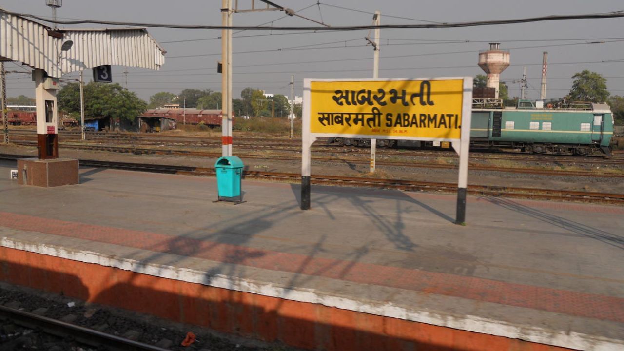 Ashram Express train Ahmedabad Delhi Stop At Sabarmati Railway Station (1)