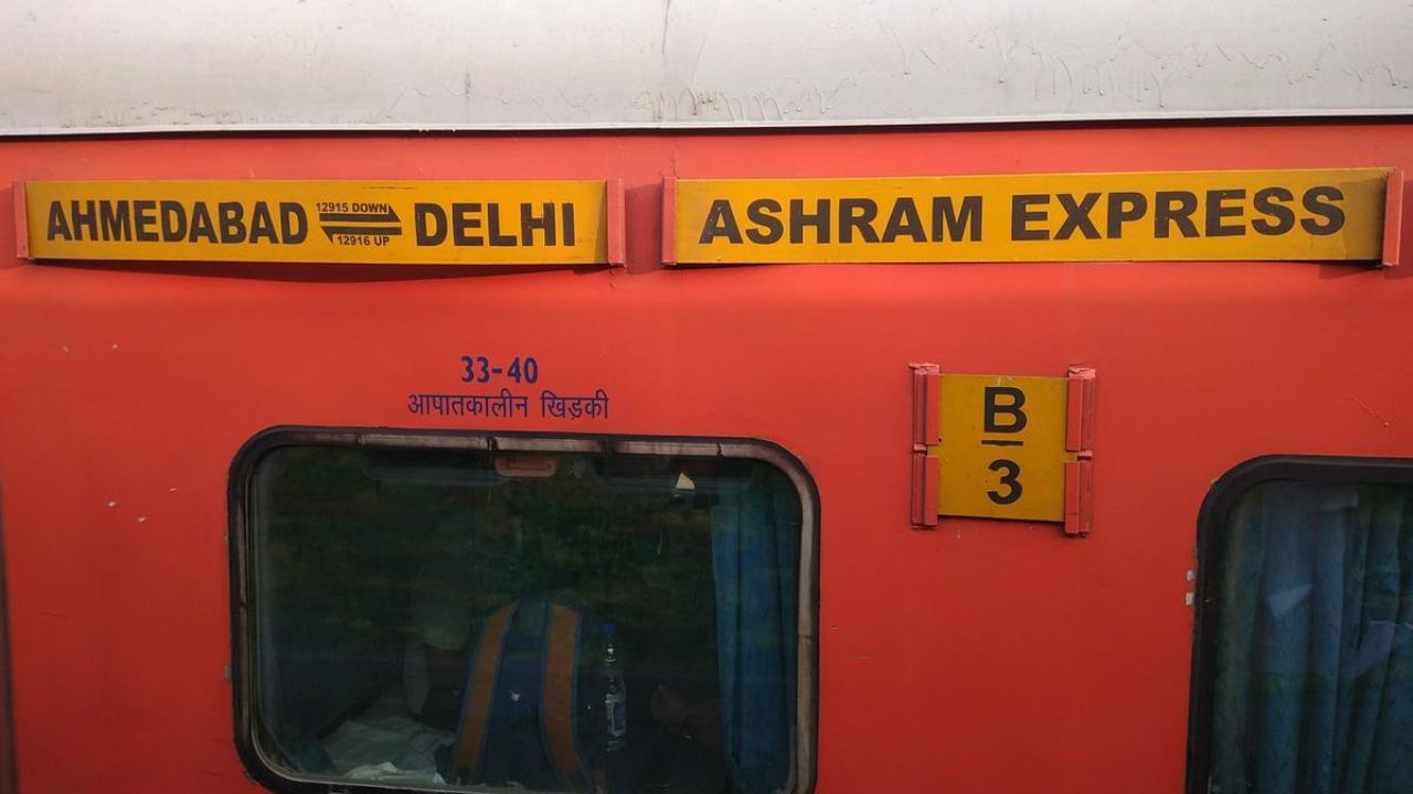 Ashram Express train Ahmedabad Delhi Stop At Sabarmati Railway Station (3)