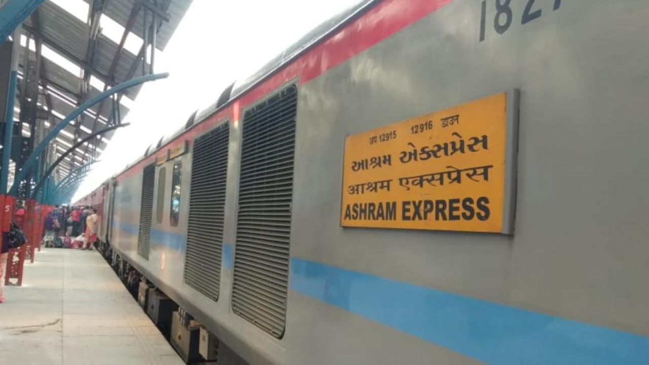 Ashram Express train Ahmedabad Delhi Stop At Sabarmati Railway Station (5)