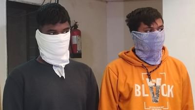 અમદાવાદઃ પુત્રના પ્રેમલગ્નની માતાને સજા, પેટ્રોલ છાંટી જીવતા સળગાવવાનો પ્રયાસ અમદાવાદઃ પુત્રના પ્રેમલગ્નની માતાને સજા, પેટ્રોલ છાંટી જીવતા સળગાવવાનો પ્રયાસ