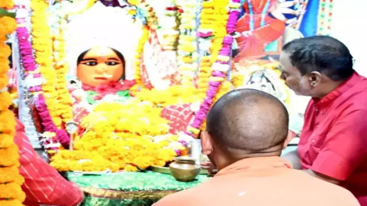 માતા ગિરિજા દેવી મંદિર અયોધ્યાના દક્ષિણ-પશ્ચિમમાં ફૈઝાબાદ શહેરમાં બનેલું છે. આ મંદિરમાં સ્થાપિત માતા ગિરિજા દેવીની મૂર્તિ વિશે એવું માનવામાં આવે છે કે માતા સીતા આ મૂર્તિને પોતાની સાથે લાવ્યા હતા. મહારાજા દશરથે દેવકાલી મંદિરનું નિર્માણ કરાવ્યું હતું અને ત્યાં આ મૂર્તિની સ્થાપના કરી હતી. રામાયણમાં આ મંદિરનું વિગતવાર વર્ણન કરવામાં આવ્યું છે.