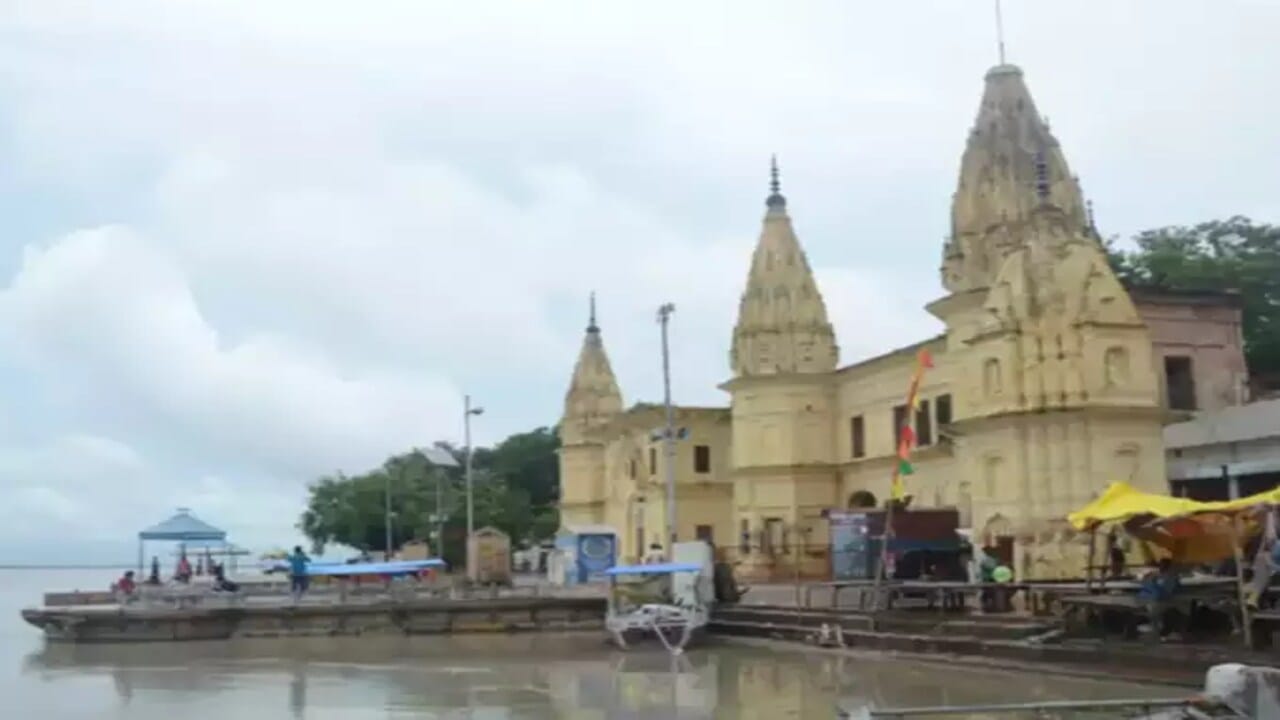 ગુપ્તાર ઘાટ અત્યંત સુંદર કુદરતી સૌંદર્યનો છઠ્ઠો ઘાટ છે. આ સ્થાન વિશે એવી માન્યતા છે કે ભગવાન રામે માતા સીતા અને લક્ષ્મણજી સાથે ગુપ્ત રીતે જલસમાધિ લીધી હતી, તેથી તેને ગુપ્તર ઘાટ કહેવામાં આવે છે. અહીં નદીના કિનારે ભગવાન રામનું ભવ્ય મંદિર પણ આવેલું છે.