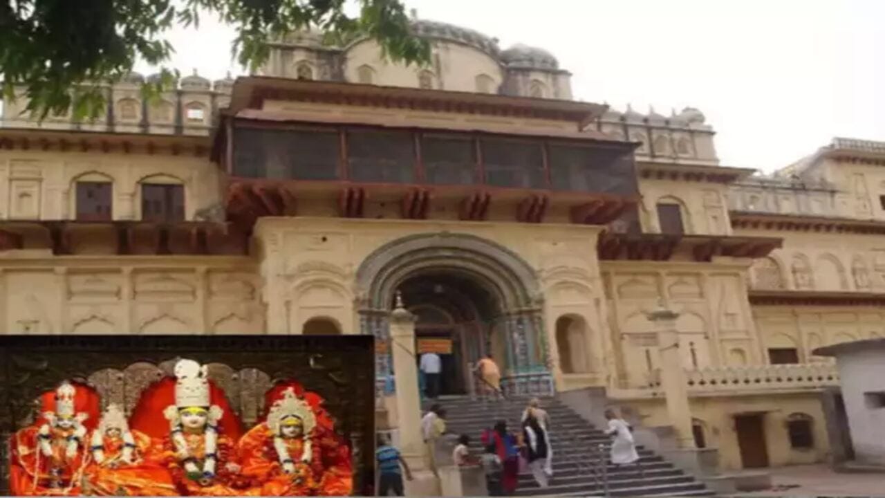 કનક ભવન ખૂબ જ ભવ્ય મંદિર છે. અહીં માતા સીતા અને લક્ષ્મણજી સાથે ભગવાન રામની ભવ્ય પ્રતિમા આવેલી છે. આ સ્થાન વિશે એવી માન્યતા છે કે માતા કૈકેયીએ આ મકાન સીતા માતાને ભેટ સ્વરૂપે આપ્યું હતું, તેને માતા સીતા સાસરે આવ્યા હતા. આ મંદિરની કોતરણી અને સ્થાપત્ય ભવ્યતાનું પ્રતિક છે.