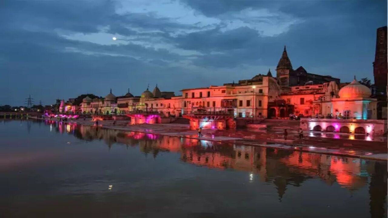 રામ કી પૌડી એ અયોધ્યાનો સૌથી પ્રખ્યાત ઘાટ છે જે સરયુ નદીના કિનારે સ્થિત છે. અહીં દર વર્ષે છોટી દિવાળી પર રોશનીનો ઉત્સવ યોજાય છે. અહીં આવીને ભક્તો સરયુ નદીમાં સ્નાન કરે છે અને ધાર્મિક વિધિ કરે છે. પ્રશાસન દ્વારા અહીં સ્નાન કરવા માટે વિશેષ વ્યવસ્થા કરવામાં આવી છે.