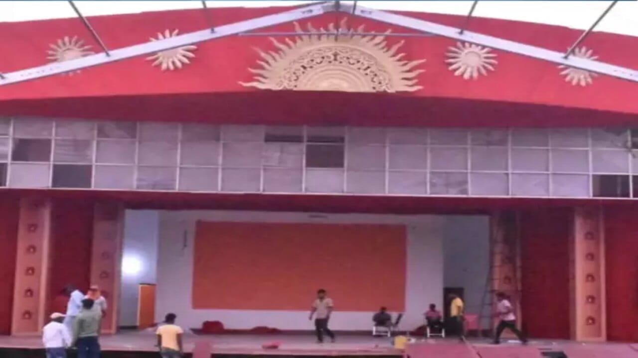 જો તમે અયોધ્યા જઈ રહ્યા છો તો અહીંના રામકથા પાર્કની અવશ્ય મુલાકાત લો. ભગવાન રામના જીવન સાથે સંબંધિત ધાર્મિક અને સાંસ્કૃતિક કાર્યક્રમો અહીં દરરોજ કરવામાં આવે છે. અહીં દરરોજ સાંજે ભવ્ય લેસર શોનું પણ આયોજન કરવામાં આવે છે. આ જગ્યા સવારથી સાંજ સુધી લોકોથી ભરેલી રહે છે.