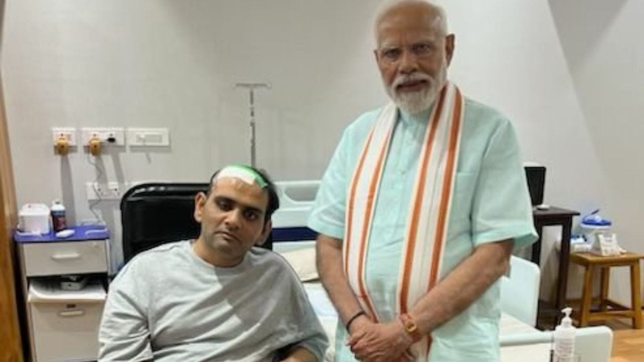 થોડા મહિના પહેલા ગુજરાતના મુખ્યમંત્રી ભૂપેન્દ્ર પટેલના દીકરા અનુજ પટેલને બ્રેઇન સ્ટ્રોક આવ્યો હતો. જે પછી સર્જરી કર્યા બાદ તેમની મુંબઇની હિન્દુજા હોસ્પિટલમાં સારવાર ચાલી રહી હતી. હાલમાં તેનો પુત્ર અનુજ સ્વસ્થ છે, વડાપ્રધાન નરેન્દ્ર મોદીએ  અનુજ પટેલના ખબર અંતર પુછ્યા હતા.  PM મોદીએ મુખ્યપ્રધાનના પરિવારજનોને મળીને હૂંફ આપી હતી.