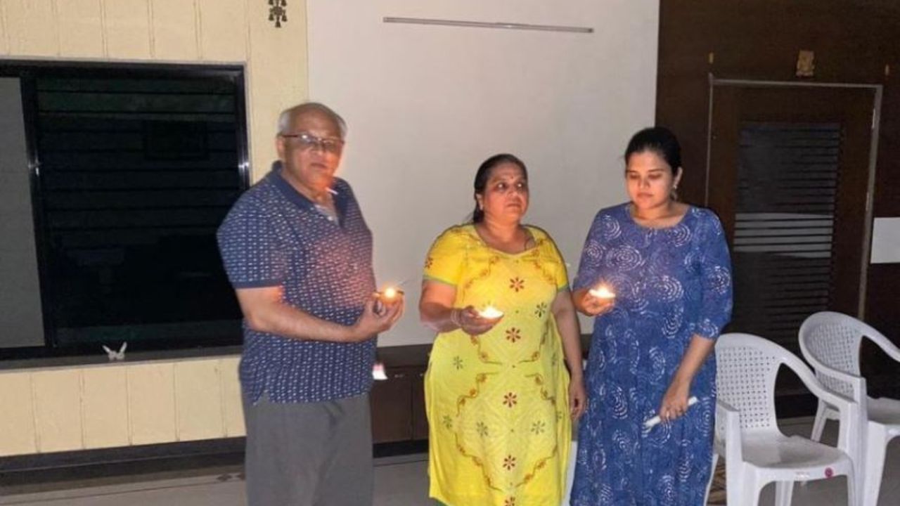 ગુજરાતના મુખ્યમંત્રી ભૂપેન્દ્ર પટેલના પિતાનું નામ રજનીકાંત ભાઈ પટેલ છે. ભૂપેન્દ્ર પટેલની પત્નીનું નામ હેતલ પટેલ છે. ભાઈનું નામ કેતન પટેલ. પુત્રનું નામ અનુજ પટેલ છે. ભૂપેન્દ્ર પટેલના દિકરાની પત્નીનું નામ દેવાંશી પટેલ છે.