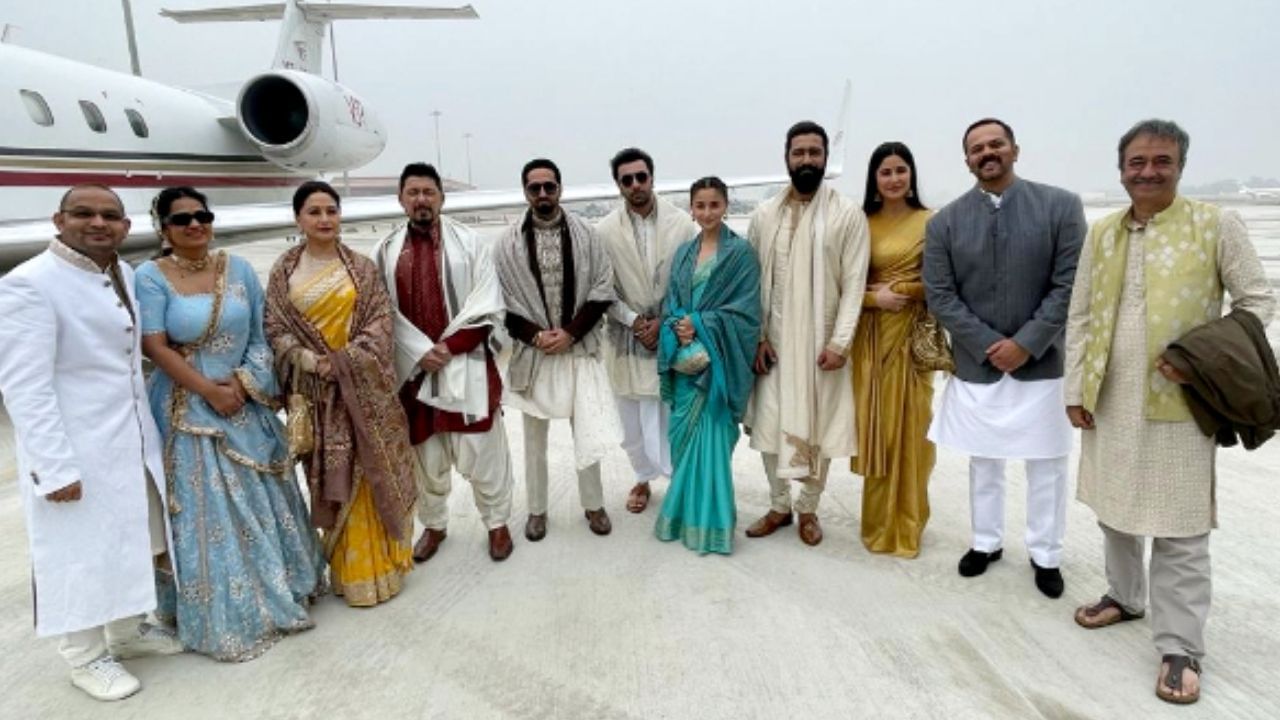 આ સાથે રણબીર કપૂર પણ સફેદ રંગનો કુર્તા પાયજામા પહેરીને જોવા મળ્યો હતો અને તેની સાથે તેણે સફેદ રંગની શાલ પણ પહેરી હતી. તે બંને દેશી તેમજ સ્ટાઇલિશ લાગતા હતા. રોહિત શેટ્ટી અને વિકી કૌશલે પણ કુર્તા પાયજામા પહેર્યા હતા. પ્રાણ પ્રતિષ્ઠા પ્રસંગે પહોંચેલા મોટાભાગના સ્ટાર્સ ટ્રેડિશનલ લૂક પહેરીને પહોંચ્યા હતા.
