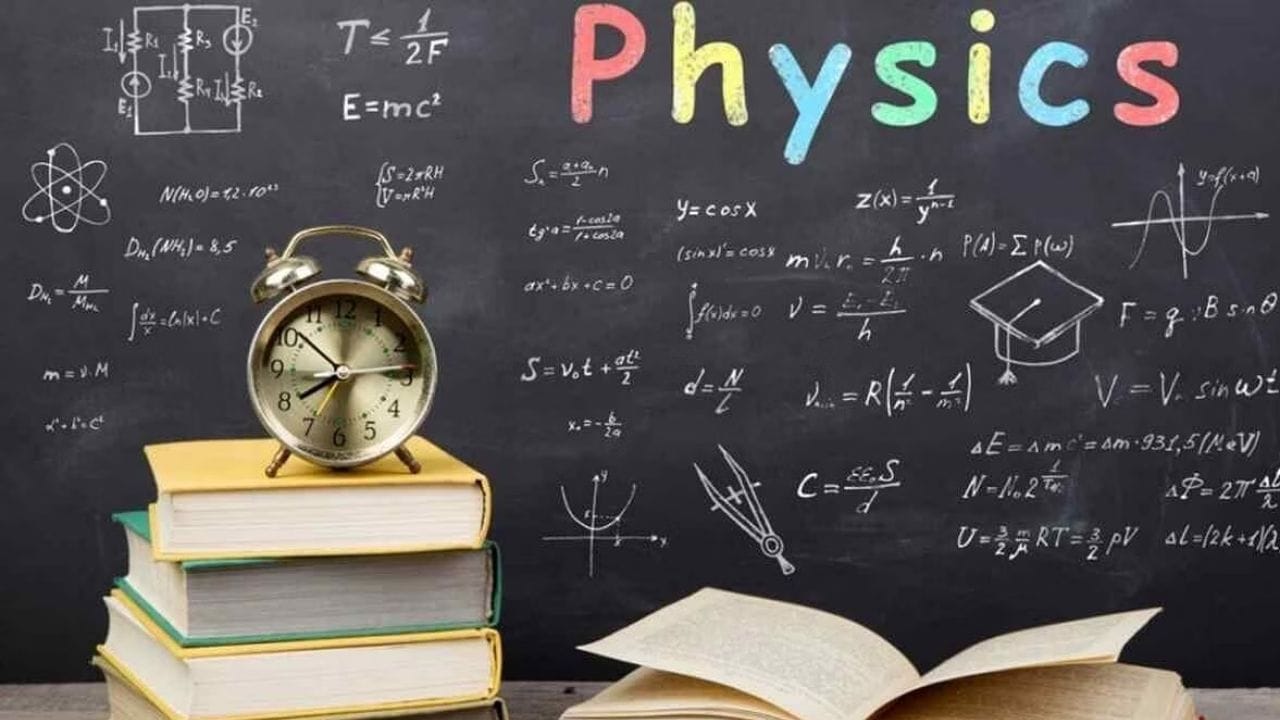 કોર્ષ સમજો-પ્લાન બનાવો : બોર્ડની પરીક્ષાઓની તૈયારી કરતી વખતે વિદ્યાર્થીઓએ ફિઝિક્સના કોર્ષને સમજવો જોઈએ અને તે મુજબ તેમની તૈયારીનું આયોજન કરવું જોઈએ. અભ્યાસક્રમને બે ભાગમાં વિભાજીત કરો, મુશ્કેલ પ્રકરણ અને સરળ પ્રકરણ. સૌ પ્રથમ, તમે જે વિષયોમાં નબળા છો તે વિષયો તૈયાર કરો અને તેમાં સુધારો કરો અને પછી સરળ વિષયોની તૈયારી કરો. દરેક પ્રકરણની તૈયારી શરૂ કરતા પહેલા, અગાઉ તૈયાર કરેલા પ્રકરણોમાં સુધારો કરવાનું ભૂલશો નહીં.
