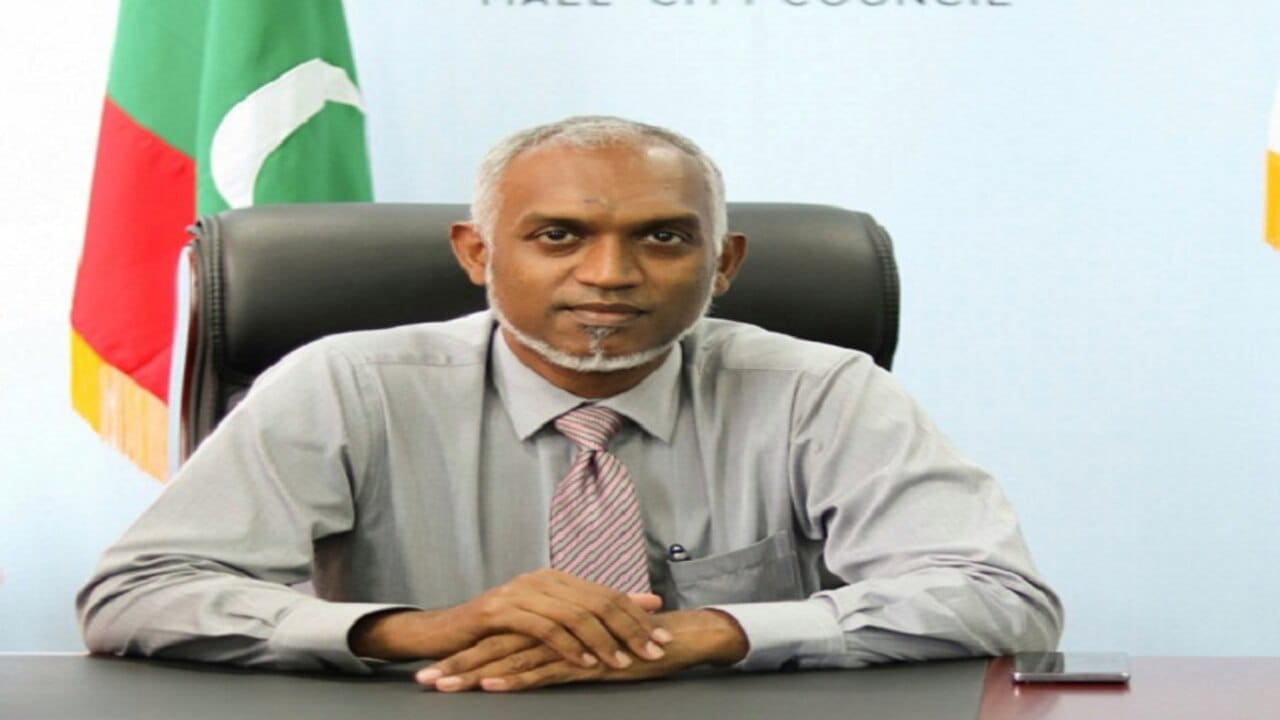 એક તરફ રાષ્ટ્રપતિ મોહમ્મદ મુઈઝુ ભારત પ્રત્યે ઉદાસીનતા દાખવી રહી છે અને બીજી તરફ તેમની સરકાર ચીન સાથે નિકટતા વધારી રહી છે. માલદીવ ભારત માટે પણ મહત્વપૂર્ણ છે, તેથી ચીન સાથે તેની નિકટતાએ ભારતની રાષ્ટ્રીય સુરક્ષા અંગે ચિંતા વધારી છે. ભારતે અનેક માધ્યમો દ્વારા માલદીવને મનાવવાનો પ્રયાસ કર્યો છે. 