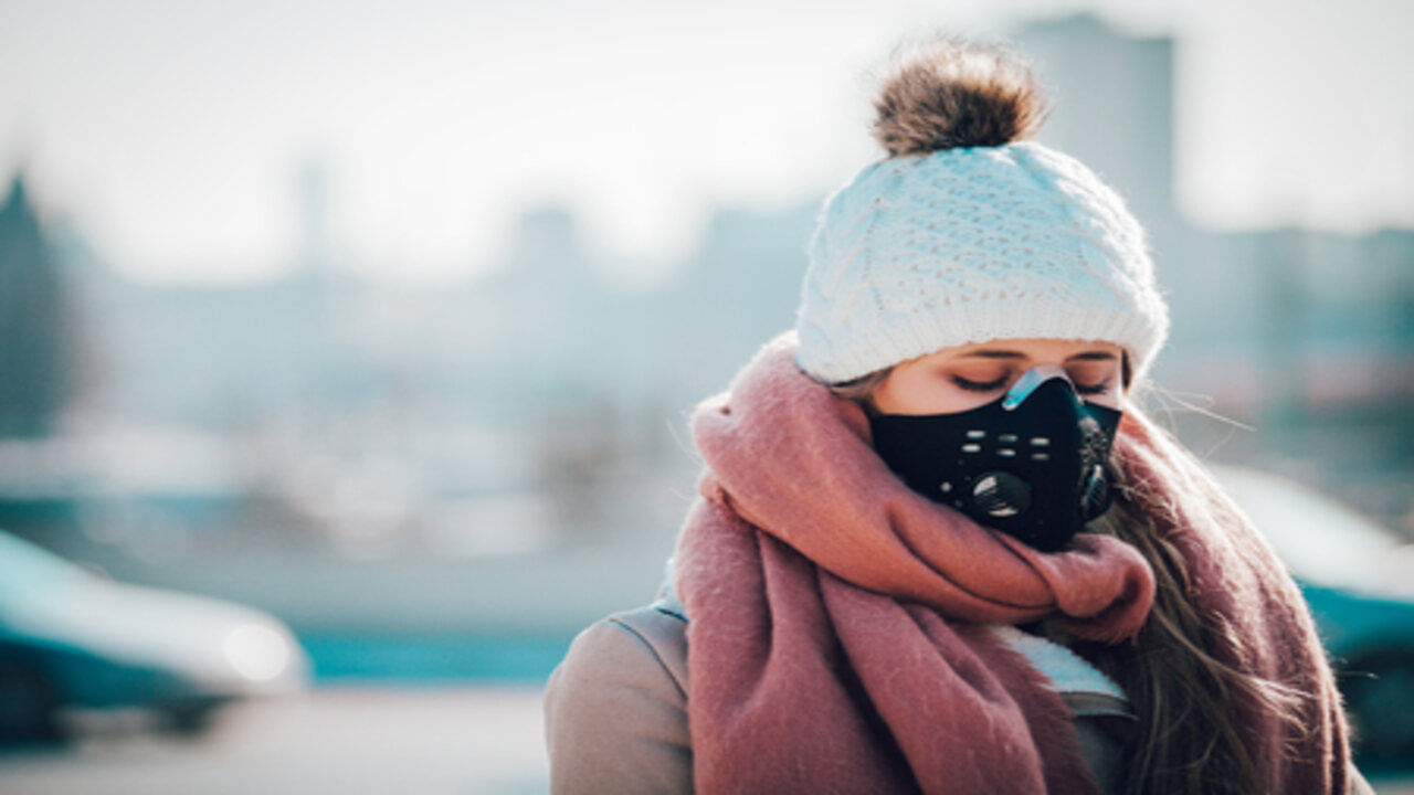 જે લોકો ધૂમ્રપાન કરે છે અથવા તેમને પહેલાથી જ હૃદય અથવા ફેફસાની કોઈ બીમારી છે તેઓ આ ઋતુમાં તેમના સ્વાસ્થ્યનું ખાસ ધ્યાન રાખે છે. આ ઉપરાંત વૃદ્ધો, બાળકો અને ગર્ભવતી મહિલાઓએ પણ તેમના સ્વાસ્થ્યનું ધ્યાન રાખવું પડશે.