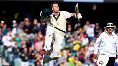 335* vs પાકિસ્તાન (2019): ડેવિડ વોર્નરે તેની ટેસ્ટ કરિયરની સૌથી બેસ્ટ ટેસ્ટ ઈનિંગ પાકિસ્તાન સામે હતી. વર્ષ 2019માં વોર્નરે પાકિસ્તાન સામે 335 રન બનાવ્યા હતા, જે ટેસ્ટમાં તેનો બેસ્ટ સ્કોર છે, સાથે જ આ સ્કોર કોઈ પણ ઓસ્ટ્રેલિયન બેટરનો બીજો સર્વોચ્ચ ટેસ્ટ સ્કોર છે. વોર્નરે આ ઈનિંગમાં 411 બોલ રમ્યા અને 335* રન બનાવ્યા, જેમાં તેણે 39 ચોગ્ગા અને 1 છગ્ગા ફટકાર્યા એટલે બાઉન્ડ્રીથી કુલ 162 રન બનાવ્યા હતા અને તેનો સ્ટ્રાઈક રેટ 80થી વધુ રહ્યો હતો.