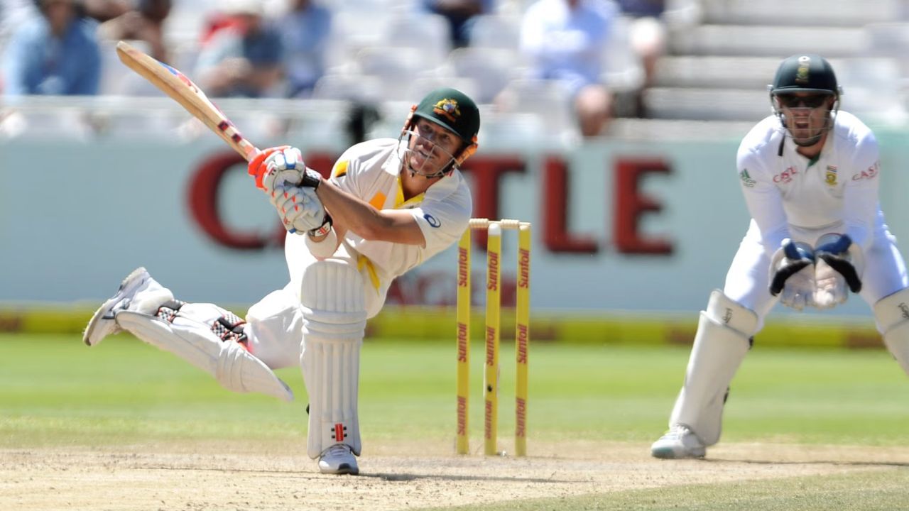 145 vs દક્ષિણ આફ્રિકા (2014): દક્ષિણ આફ્રિકામાં અત્યંત મુશ્કેલ પરિસ્થિતિઓમાં 156 બોલમાં 145 રનની આ ઈનિંગ છેલ્લા દાયકામાં ટેસ્ટ ક્રિકેટમાં આ સર્વશ્રેષ્ઠ ઓવરસીઝ બેટિંગ પ્રદર્શનમાંની એક છે. આ મેચ વિનિંગ ઈનિંગમાં વોર્નરે 13 ફોર અને 4 સિક્સર ફટકારી હતી. ડેવિડ વોર્નરે 2014માં કેપટાઉનમાં દક્ષિણ આફ્રિકા સામેની આ ટેસ્ટ મેચની બંને ઈનિંગ્સમાં સદી ફટકારી હતી.